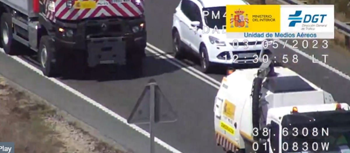 La maniobra del coche blanco sería perfectamente legal