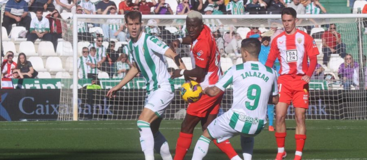 Lance del partido entre el Córdoba y el Almería