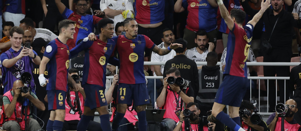 Los jugadores del Barcelona celebran uno de los cinco goles