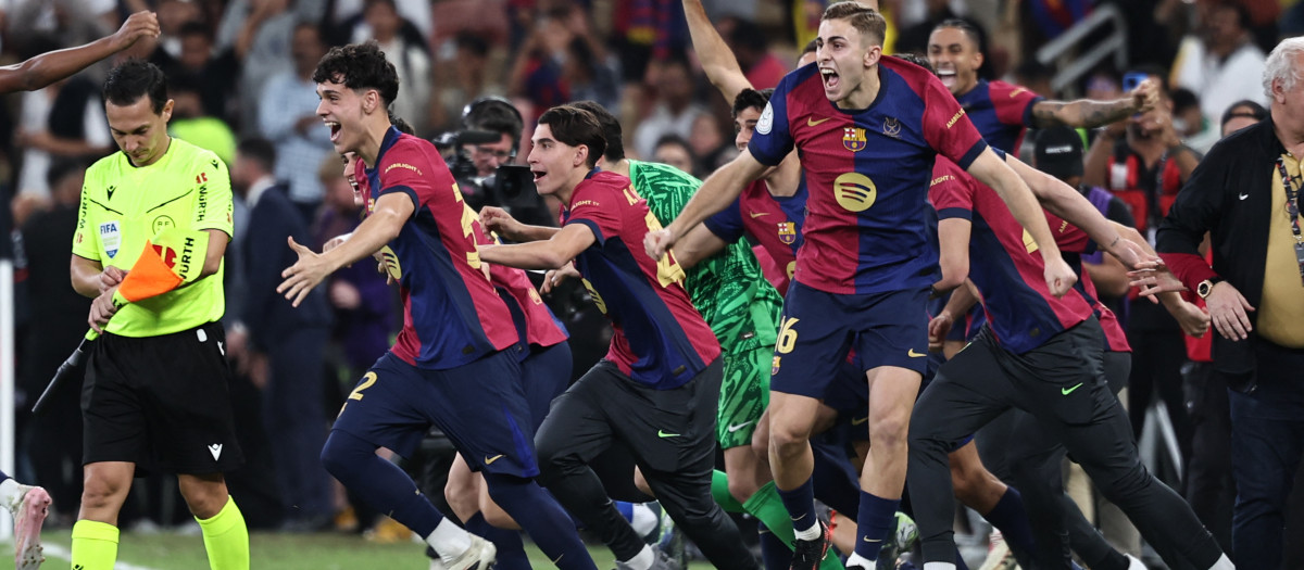 Los jugadores del Barcelona celebran la Supercopa de España