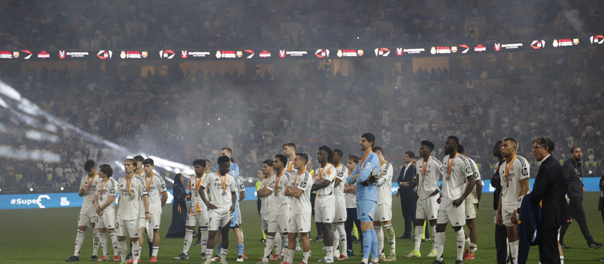 Los jugadores del Real Madrid, tras perder la final de la Supercopa de España