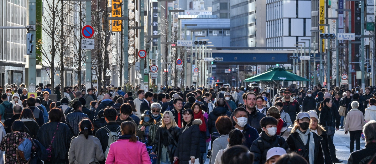 Los residentes y los turistas se agolpan en una calle principal del popular distrito comercial de Ginza