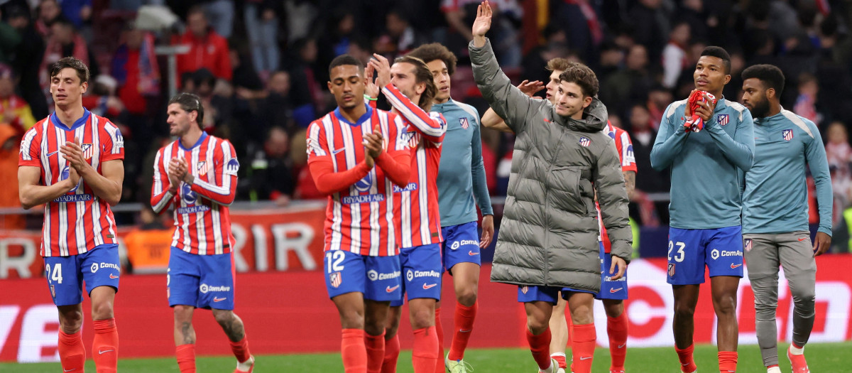 Los jugadores del Atlético de Madrid festejan la victoria ante Osasuna