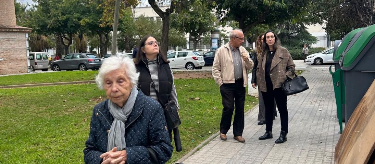 Paula Badanelli, con vecinos, en la Huerta de la Reina