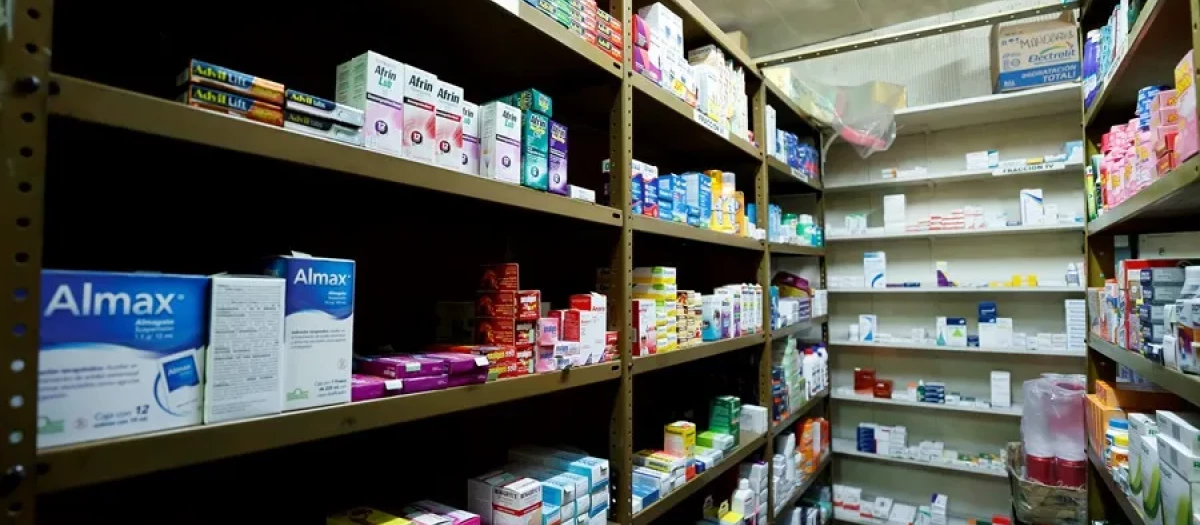 Vista de medicamentos en una farmacia