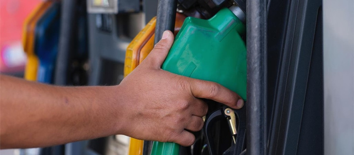 La gasolina y el gasóleo se distingue en las gasolineras por el código de colores