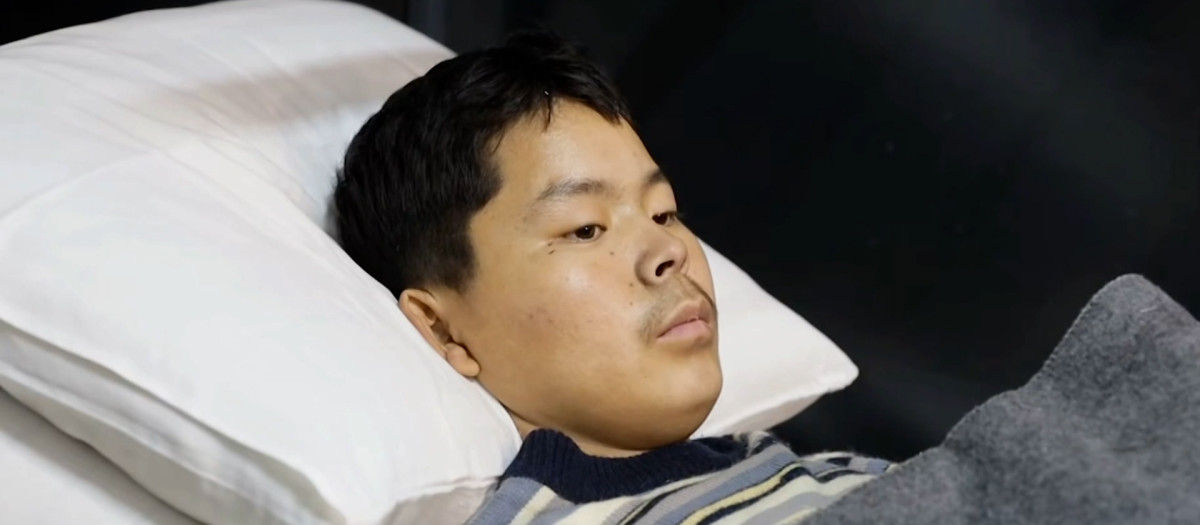 Un soldado norcoreano capturado por el Ejército ucraniano durante el interrogatorio