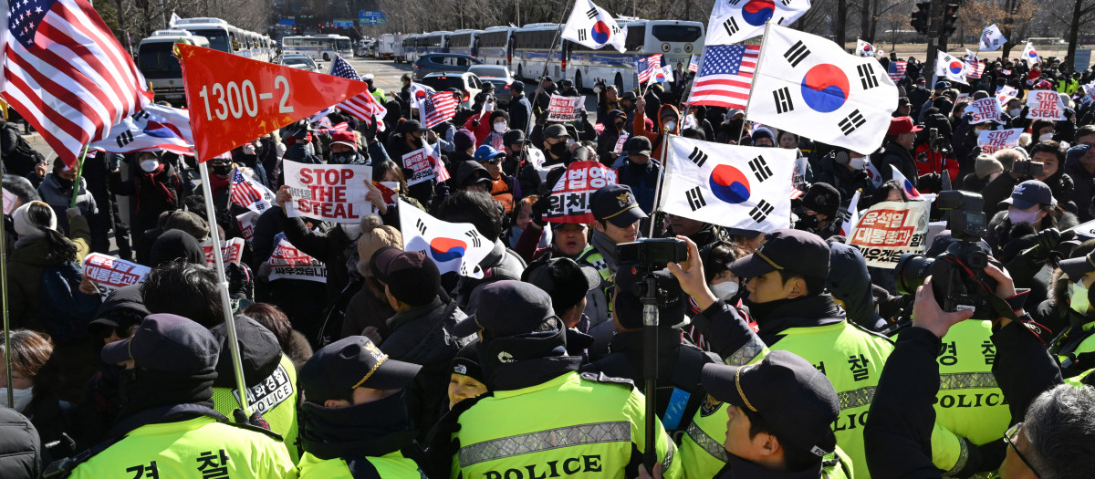 Los partidarios del presidente surcoreano destituido Yoon Suk Yeol a las afueras del complejo del CIO