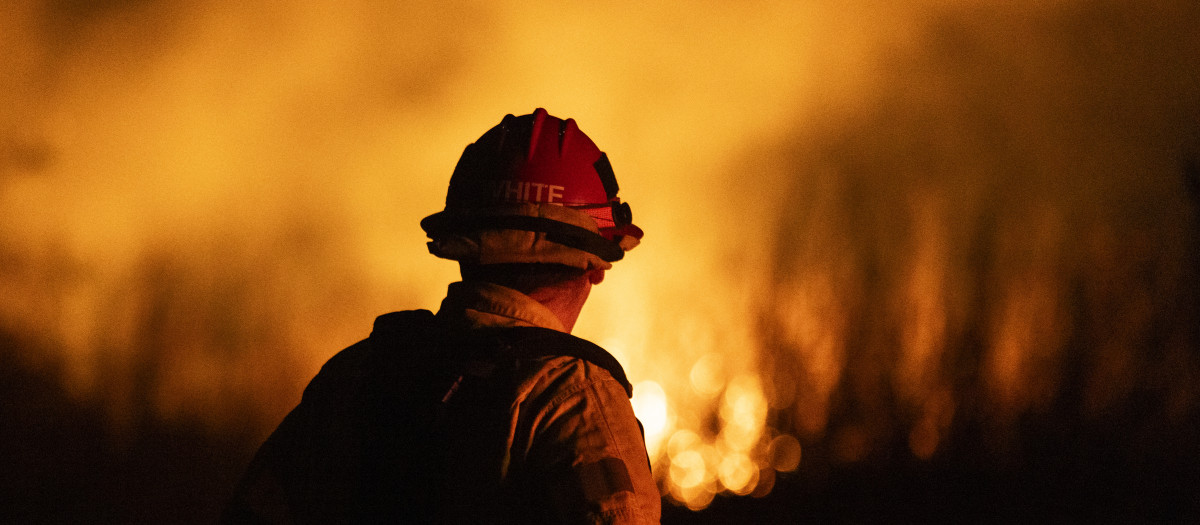 Un bombero vigila la propagación del incendio Auto en Oxnard, al noroeste de Los Ángeles