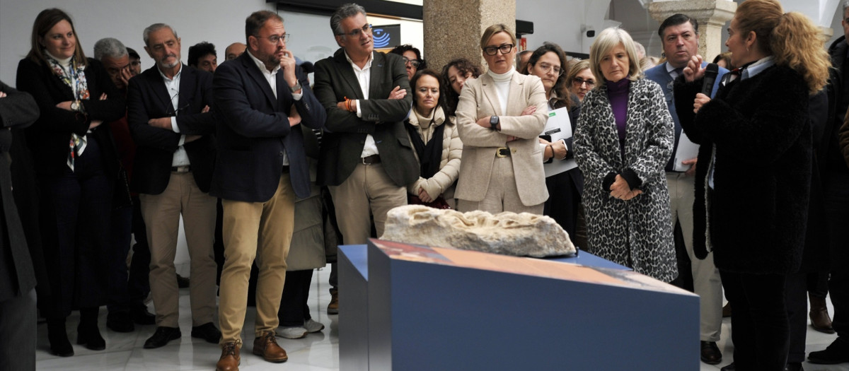 Antonio Rodríguez Osuna, Blanca Martín y Victoria Bazaga, en la inauguración de la exposición del Consorcio de la Ciudad Monumental en la Asamblea