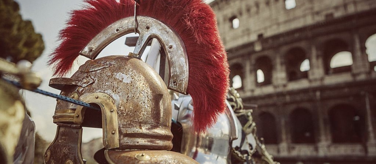 Casco romano en frente del Coliseo de Roma