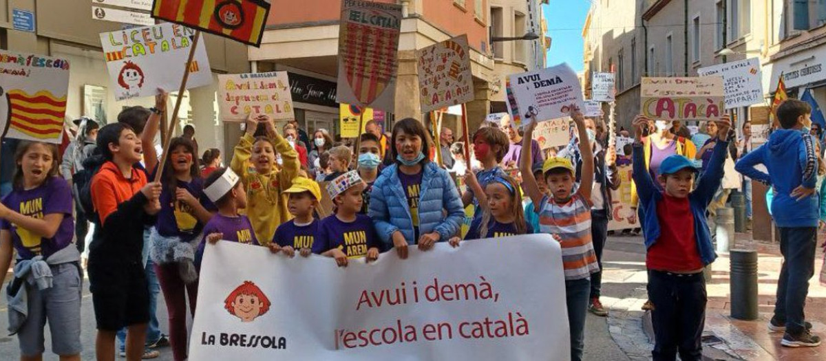 Concentración de profesores y alumnos de La Bressola por la inmersión lingüística en catalán