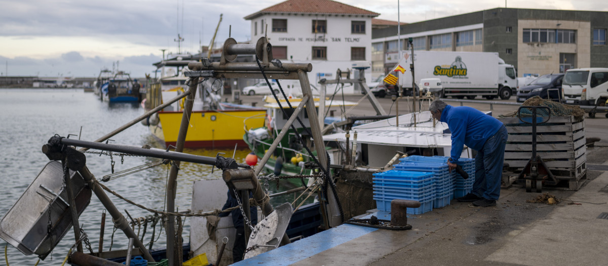 Una persona trabaja en el Puerto de Arenys de Mar (Barcelona)