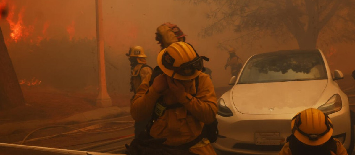 Un Tesla Model Y frente a uno de los incendios en Los Ángeles