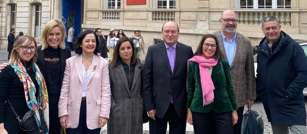 El presidente del PNV Andoni Ortuzar posa sonriente junto al edificio cedido por Sánchez al PNV