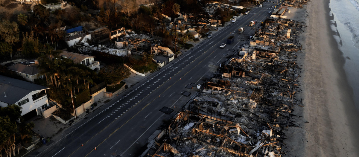 Una fotografía tomada por un dron muestra una vista aérea de un barrio destruido por el incendio forestal Palisades en Malibú