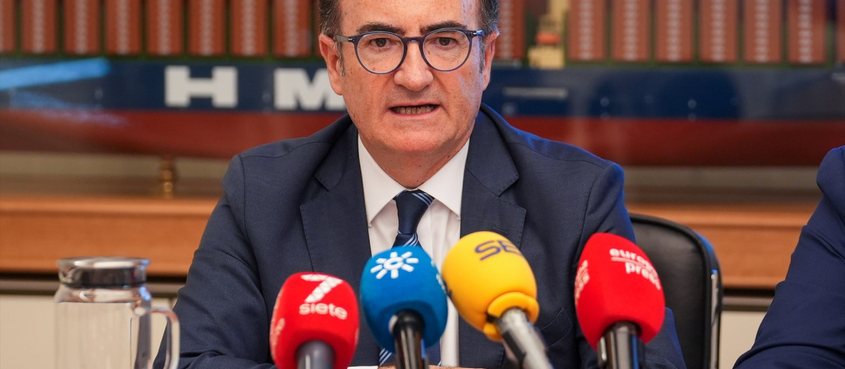 (Foto de ARCHIVO)
El presidente del puerto de Algeciras, Gerardo Landaluce interviene durante el acto del cambio de presidencia, a 10 de junio de 2024, en Algeciras, Cádiz (Andalucía, España). El consejero de la Presidencia, Interior, Diálogo Social y Simplificación Administrativa, Antonio Sanz, interviene en Cádiz en el acto de cambio de presidencia de Suncruise, asociación de puertos andaluces que se dedica a promover el turismo de cruceros en la región. Esta organización agrupa a los principales puertos de Andalucía.

Francisco J. Olmo / Europa Press
10/6/2024