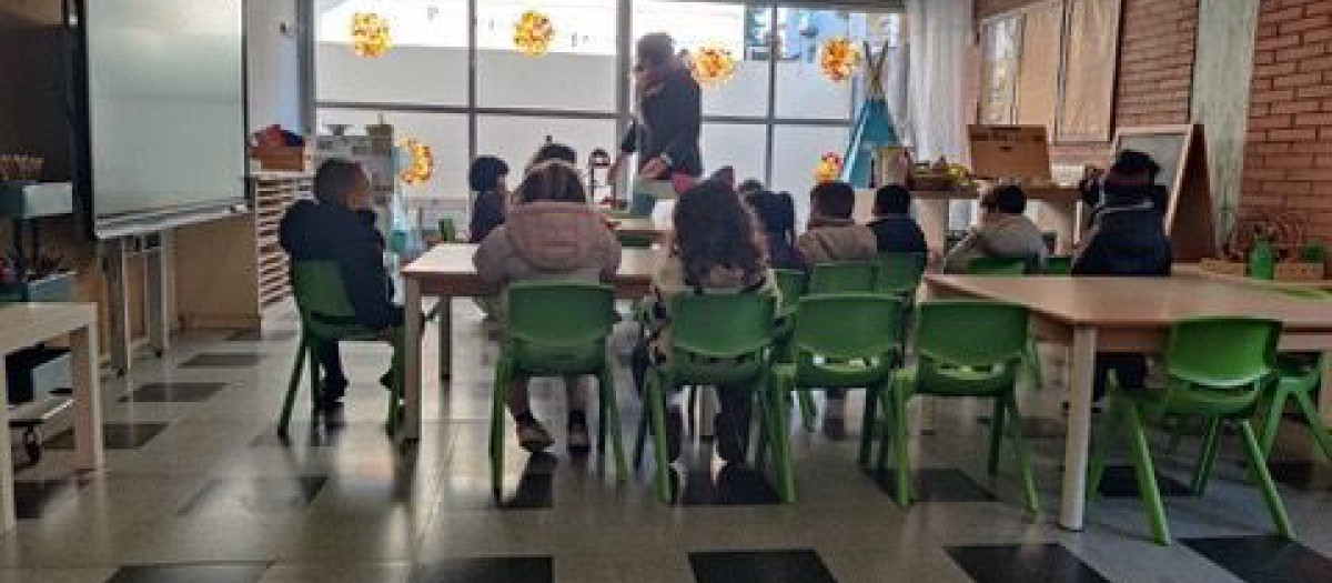 Alumnos del colegio Torre Balldovina con chaquetas en el aula