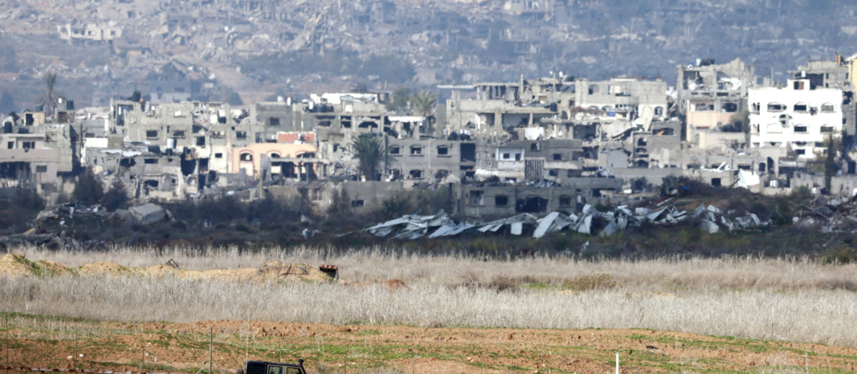 El lado israelí de la frontera con la Franja de Gaza muestra un vehículo del ejército israelí pasando por edificios destruidos en el norte de la Franja de Gaza