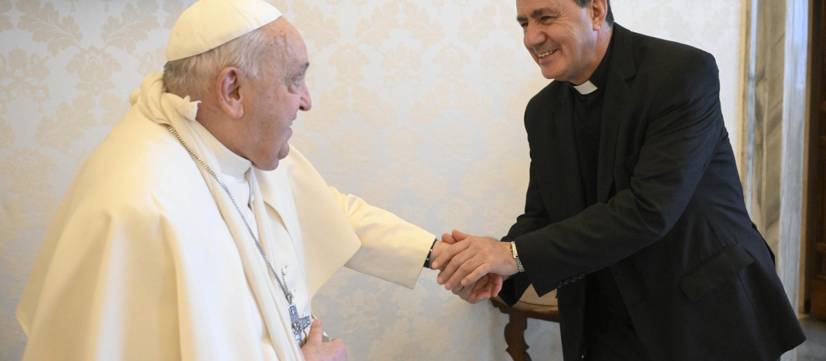 El Papa, con su brazo inmovilizado, recibe esta mañana a miembros de la comunidad del Colegio Sacerdotal argentino de Roma