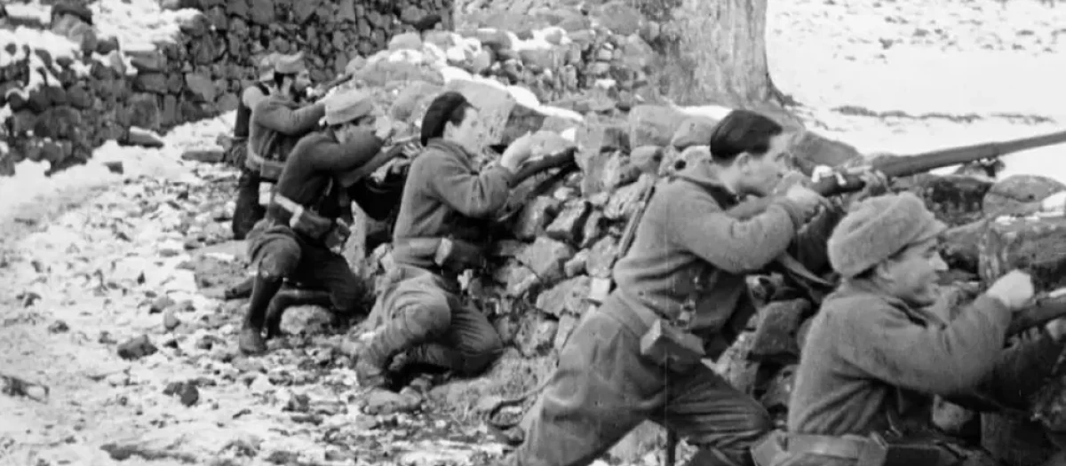 Fotograma de una grabación de milicianos en una trinchera cerca de Yésero, que incluye en bombardeo de Gavín