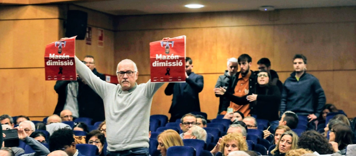 Interrumpen la toma de posesión de la rectora de la UA con gritos de  "culpable" y "dimisión" contra el presidente de la Generalitat, Carlos Mazón.