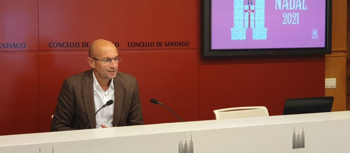 Gonzalo Muiños en una rueda de prensa del Ayuntamiento de Santiago