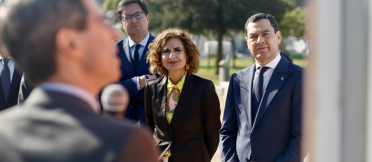 María Jesús Montero y Juanma Moreno coinciden en el acto de firma de un convenio relacionado con la implantación del IMEC en Málaga