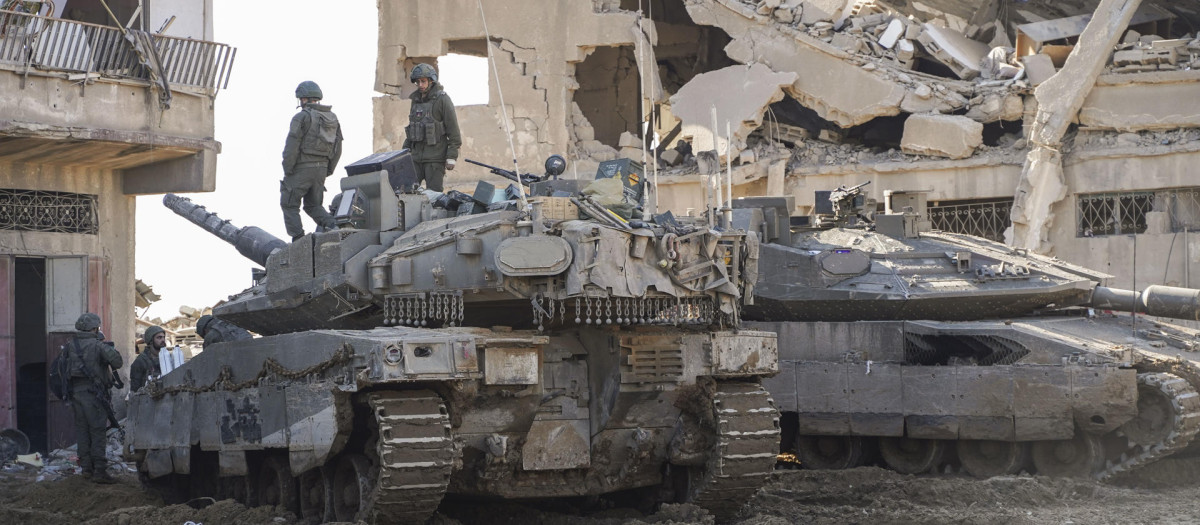 Soldados del Ejército israelí junto a edificios destruidos en Yabalia, norte de la Franja de Gaza