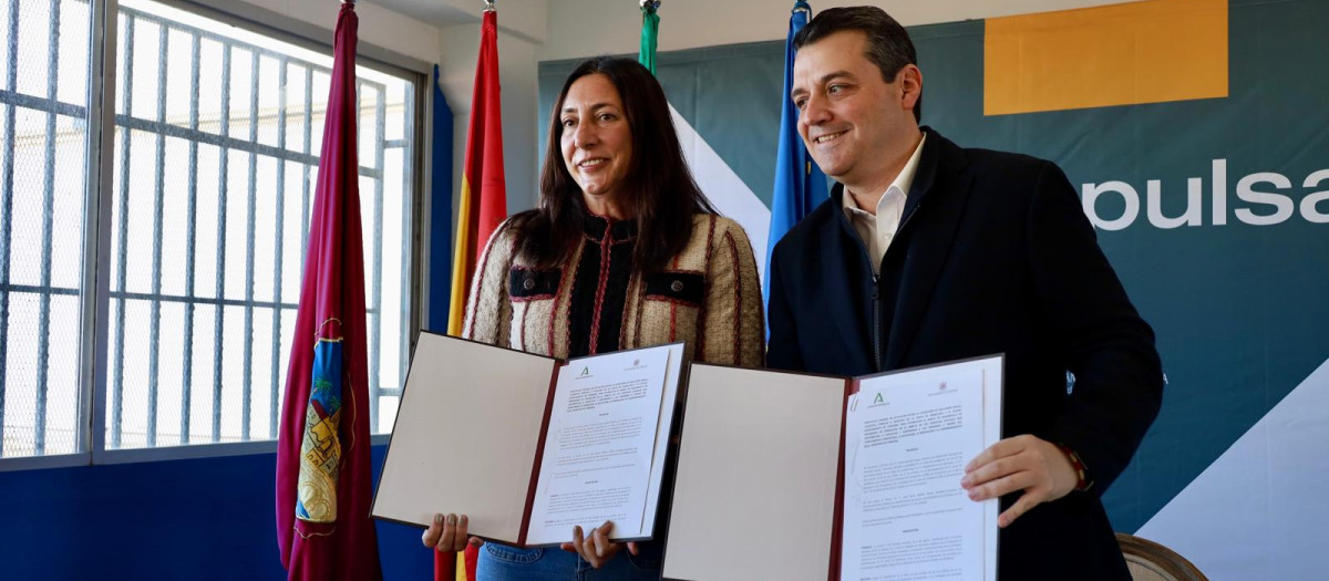 Loles León y José María Bellido, tras la firma del protocolo de formación