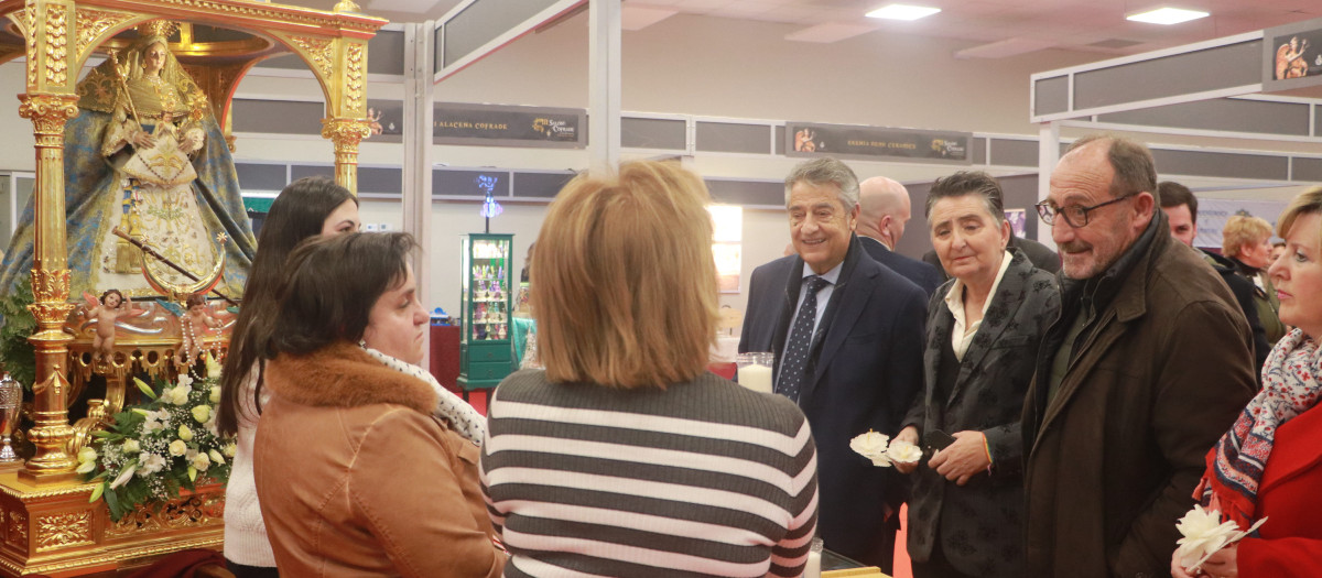 El alcalde de Hinojosa, Matías González, (a la izquierda) visitando uno de los estand