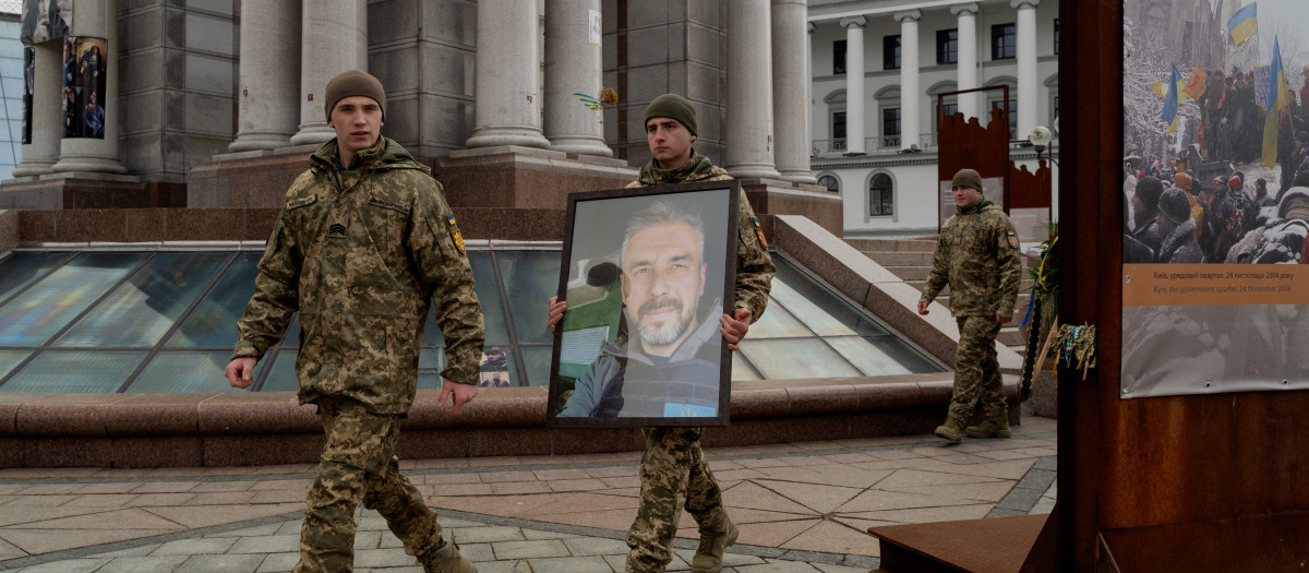 Soldados ucranianos llevan un retrato de Ruslan Ganushchak, militar, periodista, fotógrafo y camarógrafo ucraniano