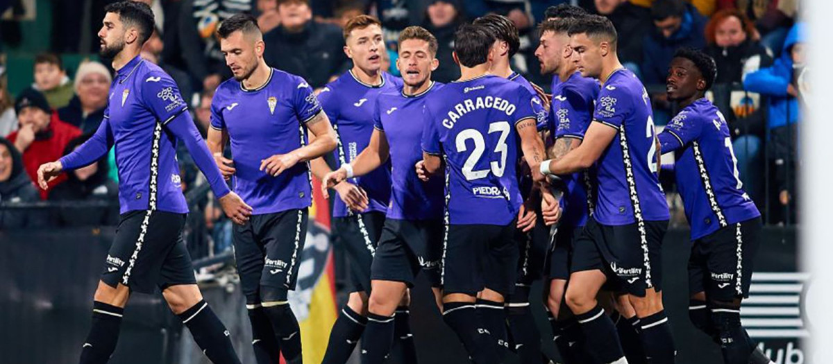 Los jugadores del Córdoba celebran el gol del empate en Castellón