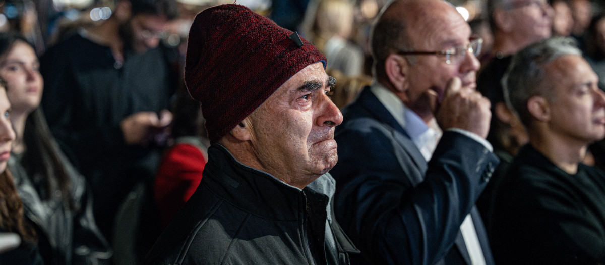 Familiares y seres queridos de los rehenes viendo la transmisión en directo de la liberación de los primeros tres rehenes