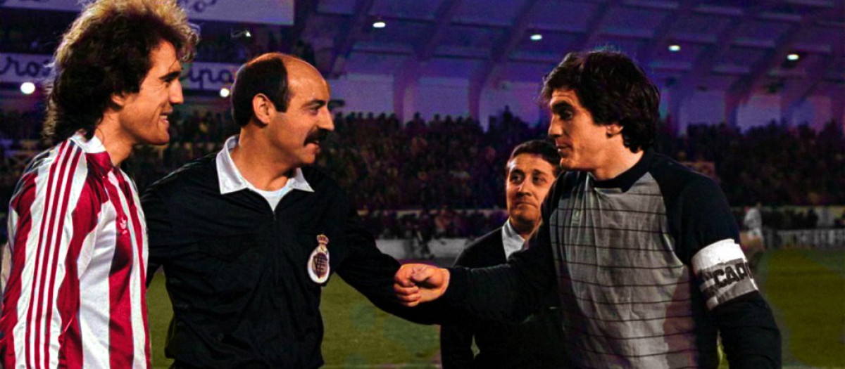 El capitán del Athletic Andoni Goicoechea, el colegiado Joaquín Ramos Marcos y el capitán de la Real Sociedad,  Luis Miguel Arconada