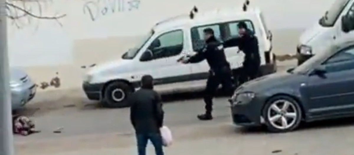 Momento en el que agentes de la Policía Nacional abaten a un hombre, en Torrente, Valencia