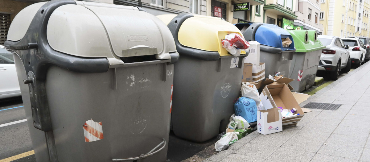 Varios contenedores con basura en Santander, en una imagen de archivo