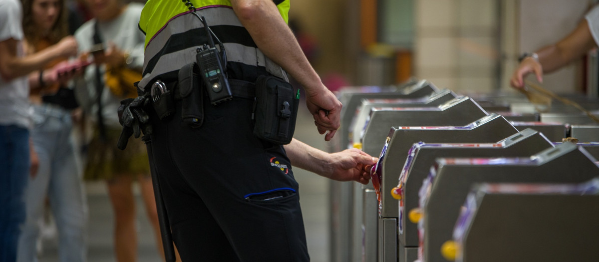 Un guardia de seguridad del metro de Barcelona, en una imagen de archivo