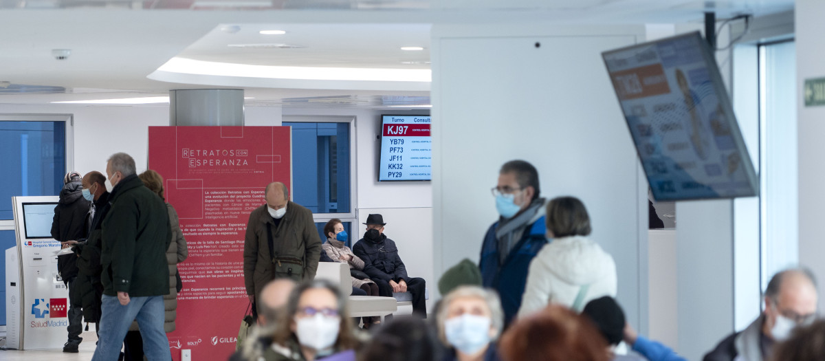 (Foto de ARCHIVO)
Varias personas con mascarilla en una sala del Hospital General Universitario Gregorio Marañón con mascarilla, a 11 de enero de 2024, en Madrid (España). El ministerio de Sanidad ha implantado desde ayer, 10 de enero, el uso obligatorio de mascarillas en hospitales y centros sanitarios, una vez que se comunique a las comunidades autónomas. El uso obligatorio de la mascarilla es una orden notificada que no tiene que publicarse en el Boletín Oficial del Estado (BOE). Sanidad ha tomado esta decisión después de no haber llegado a un acuerdo con las comunidades autónomas en la reunión del Consejo Interterritorial del Sistema Nacional de Salud (CISNS), que tuvo lugar este pasado lunes, 8 de enero. La mascarilla no es obligatoria en centros sociosanitarios y farmacias.

Alberto Ortega / Europa Press
11 ENERO 2024;HOSPITALES;MASCARILLAS;CENTROS DE SALUD;SANIDAD
11/1/2024