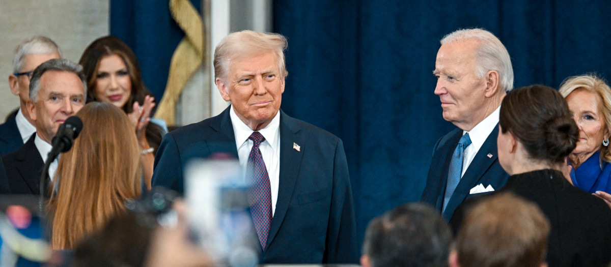 El presidente de EE.UU., Donald Trump, junto a su predecesor Joe Biden