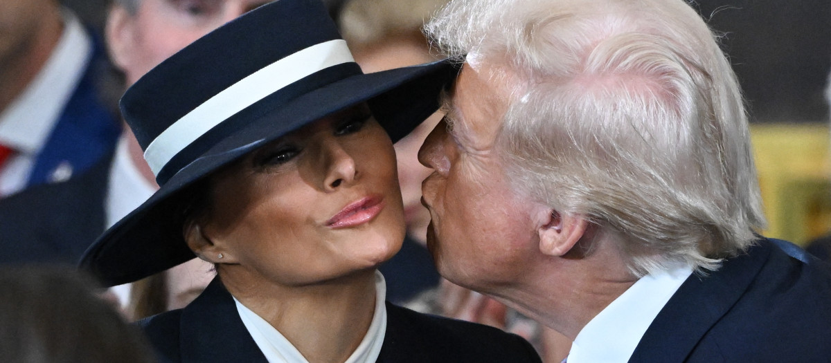 El presidente electo de Estados Unidos, Donald Trump, besa a Melania Trump a su llegada a la ceremonia de investidura antes de prestar juramento como el 47º presidente de Estados Unidos