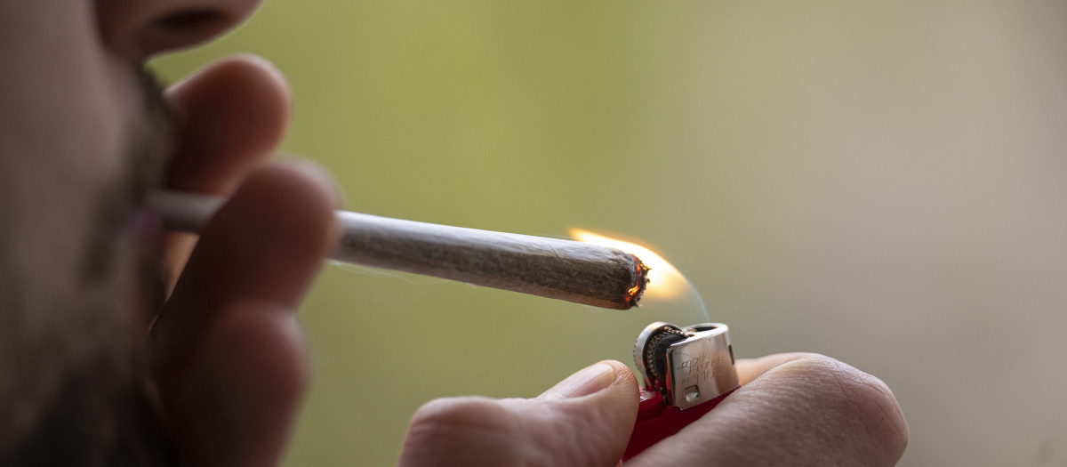 (Foto de ARCHIVO)
FILED - 15 April 2023, Berlin: A man lights up a joint. The UN Drug Control Board (INCB) has notified the German government that its planned legalization of cannabis is not compatible with existing international regulations. Photo: Hannes P Albert/dpa

15/4/2023 ONLY FOR USE IN SPAIN