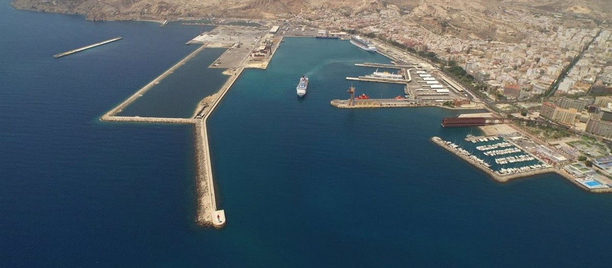 Panorámica del dique exterior y el muelle de Pechina en el puerto de Almería