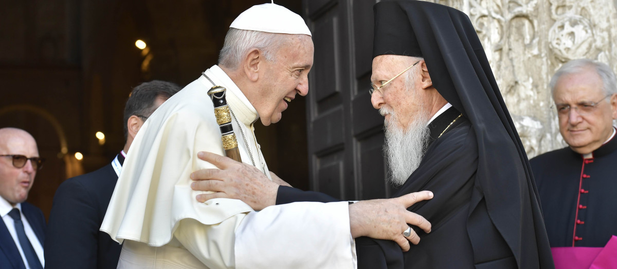 El Papa Francisco, con el Patriarca Ecuménico de Constantinopla, Bartolomé, durante la visita del Pontífice a Bari en 2018