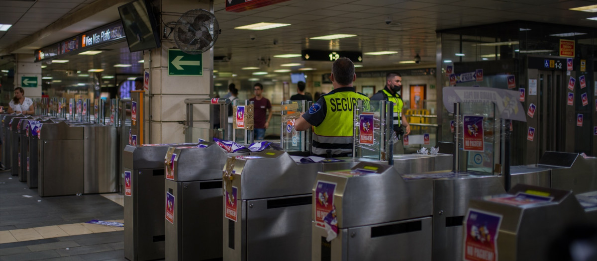 Guardias de seguridad del metro de Barcelona, en la estación de Plaza Cataluña