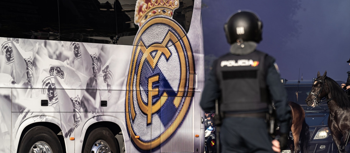 Un agente de la Policía Nacional junto al autobús del Real Madrid