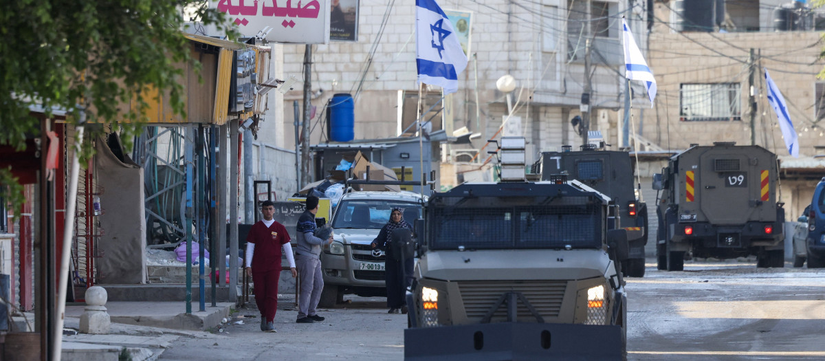 Fuerzas israelíes en vehículos blindados realizan una incursión en Yenín, en Cisjordania