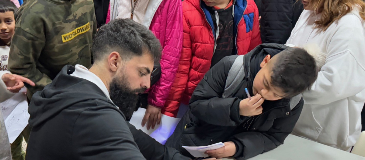 Asier Villalibre firma autógrafos a varios de los niños que asisten a Berakah