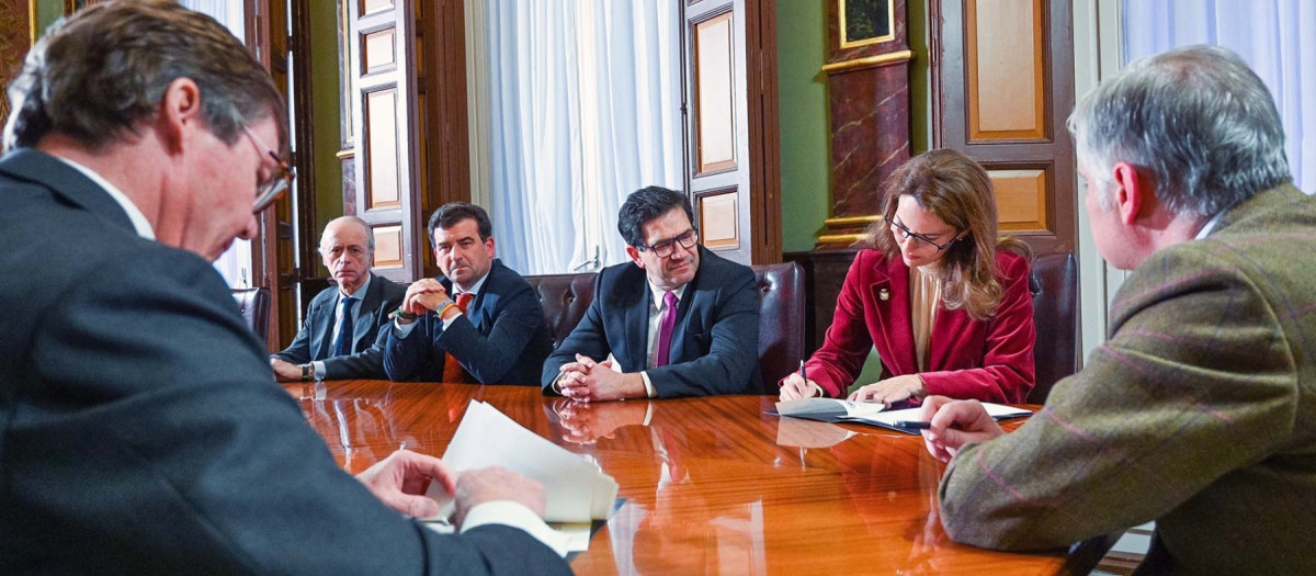 Momento de la firma de los convenios que hacen posible la exhibición de la exposición Felipe VI: Una década de la historia de la Corona de España en el Palacio Provincial de Ciudad Real