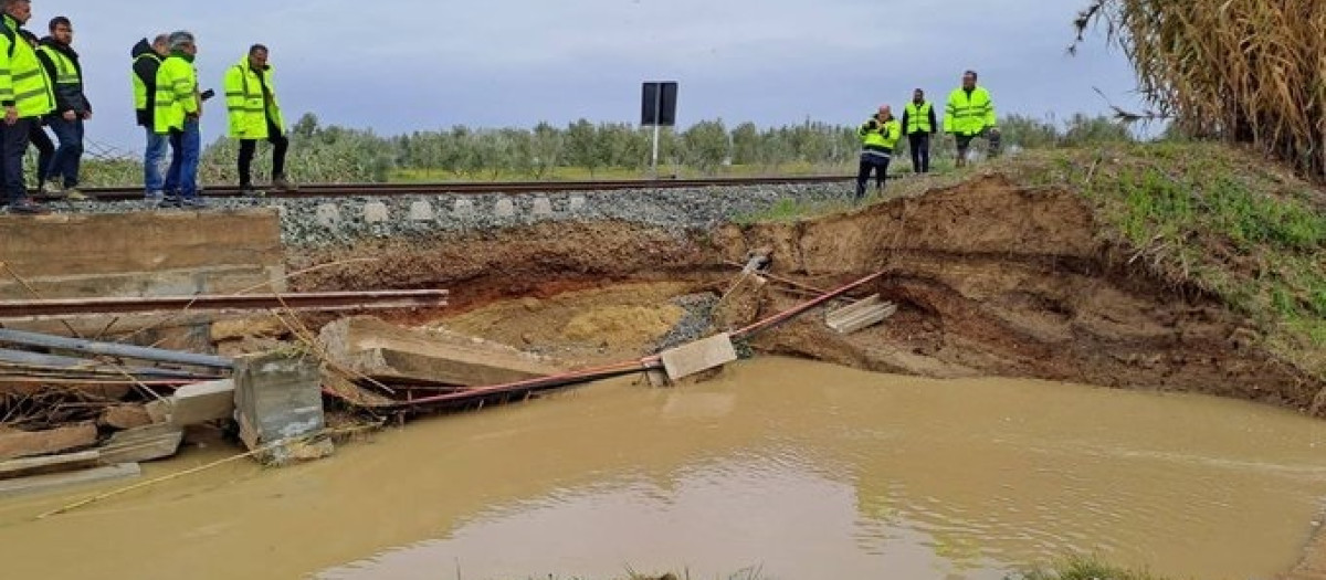 Daños en la línea ferroviaria Sevilla-Huelva provocados por la lluvia de la borrasca Garoé

REMITIDA / HANDOUT por MINISTERIO DE TRANSPORTES
Fotografía remitida a medios de comunicación exclusivamente para ilustrar la noticia a la que hace referencia la imagen, y citando la procedencia de la imagen en la firma
22/1/2025